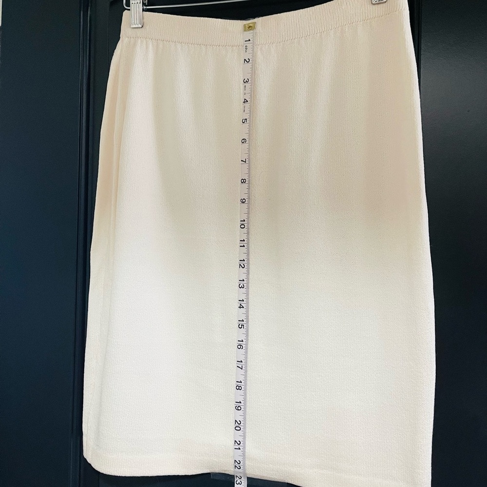 St. John collection Women's Cream Sweater and White skirt set - Picture 11 of 12